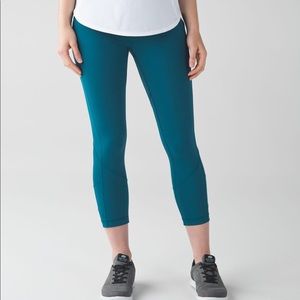 Tofino Teal Lululemon Pace Rival Crop, size 10